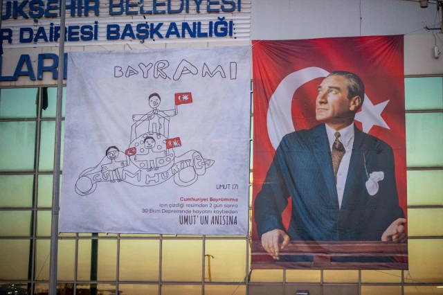 İzmir zelzelesinde hayatını kaybeden Umut'un "Cumhuriyet" resmi afiş oldu