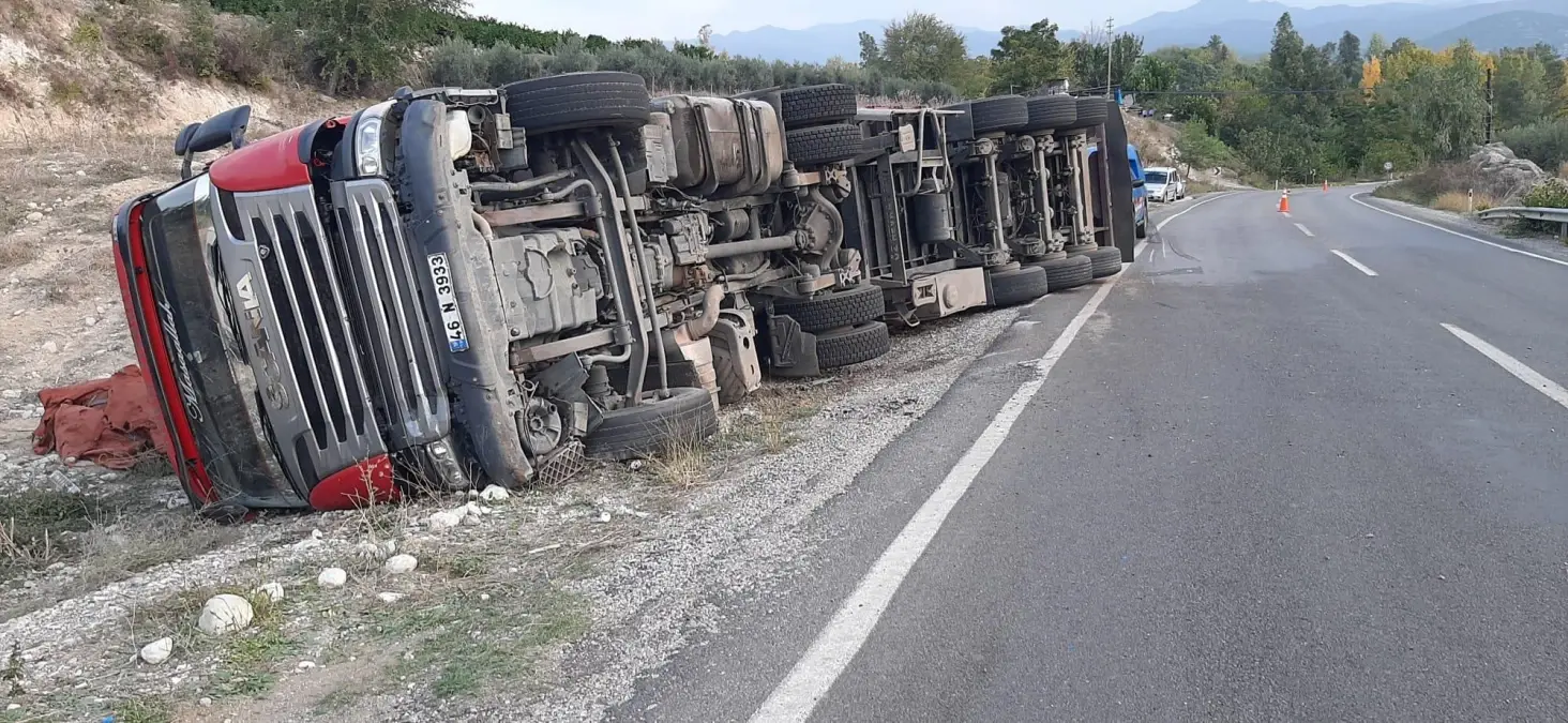 Kahramanmaraş'ta hurda yüklü kamyonun devrilmesi sonucu 2 kişi yaralandı