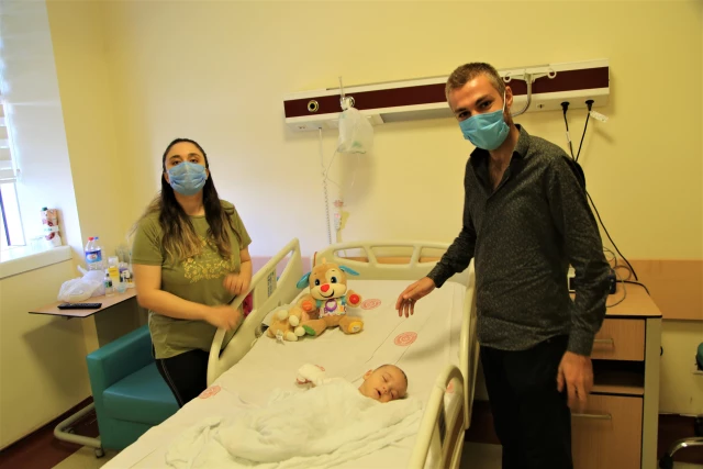 Kovid-19'u aşı sayesinde hafif atlatan hemşire çiftten aşı daveti