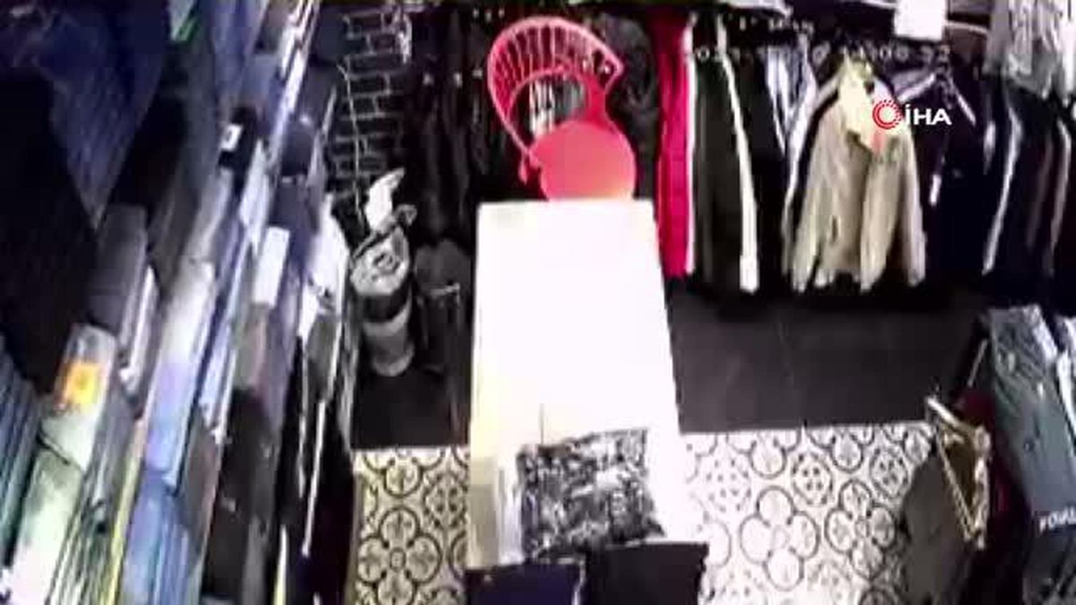 Küçükçekmece'de bir mağazanın duvarı böyle çöktü
