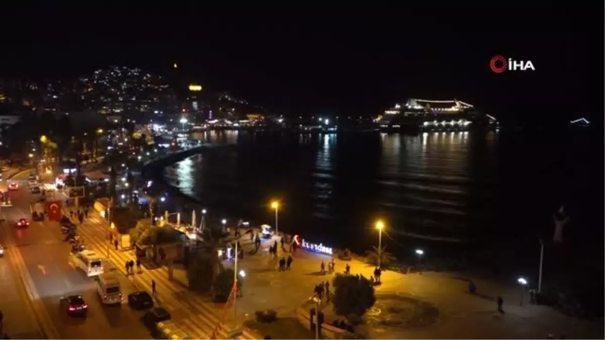 Kuşadası'nda Cumhuriyet Bayramı coşkusu sokağa taştı
