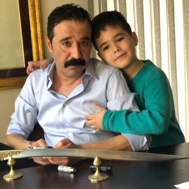 Oyuncu Mustafa Üstündağ oğlunun dişini yüzük yaptı
