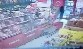 Markette Türk bayrağını gören çocuktan duygulandıran hareket