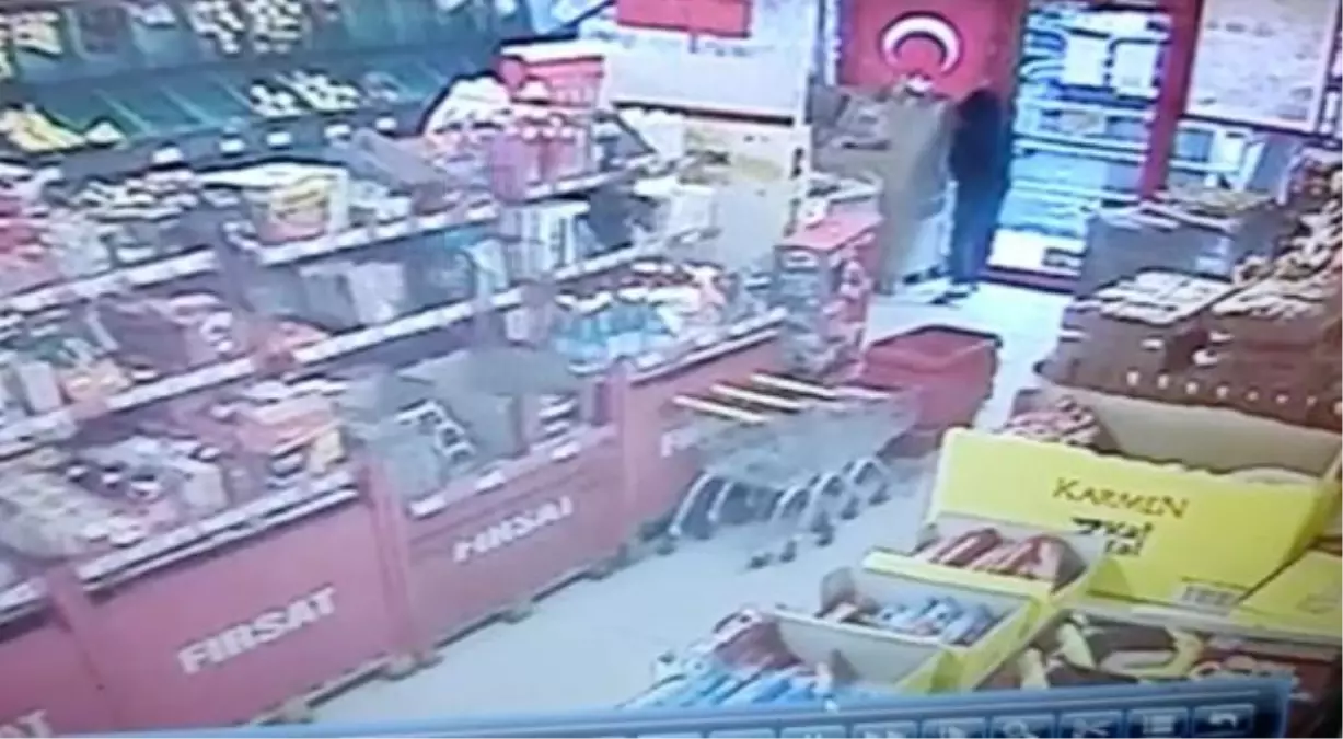 Markette Türk bayrağını gören çocuktan duygulandıran hareket