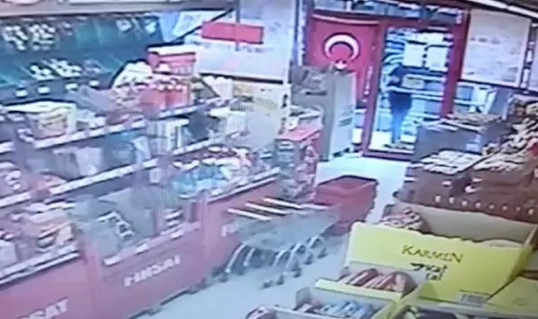 Markette Türk bayrağını gören çocuktan duygulandıran hareket