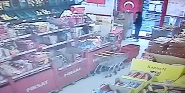 Markette Türk bayrağını gören çocuktan duygulandıran hareket