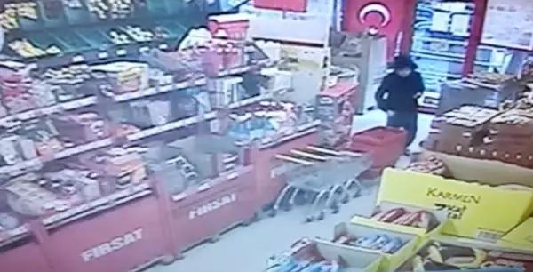 Markette Türk bayrağını gören çocuktan duygulandıran hareket