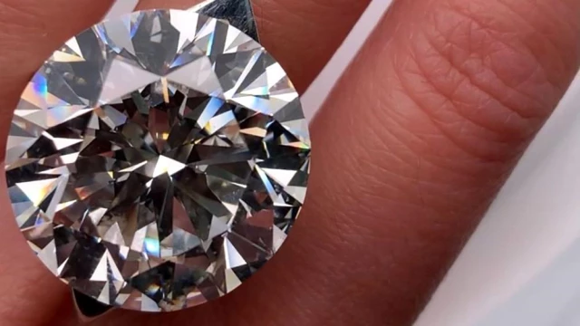 70 yaşındaki bayan, meskenini temizlediği sırada 2.7 milyon dolarlık elmas yüzük buldu