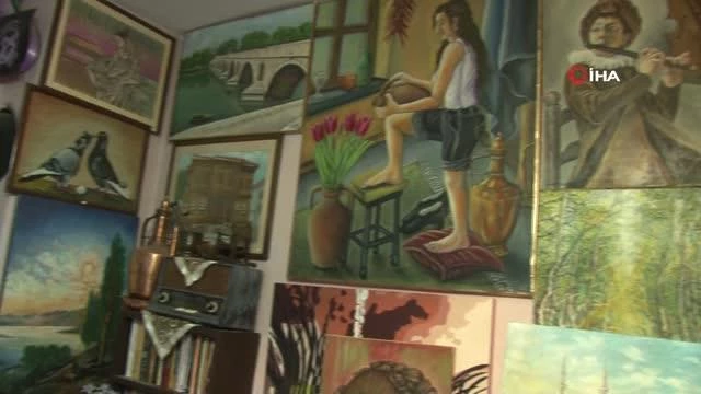 30 yılık ressam yapıtlarıyla odasını stant salonuna çevirdi
