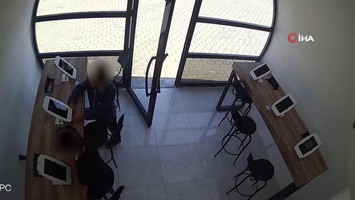 Akıl almaz hırsızlık yöntemi kamerada: Ders çalışıyor gibi yaptılar, tableti çalıp kaçtılar