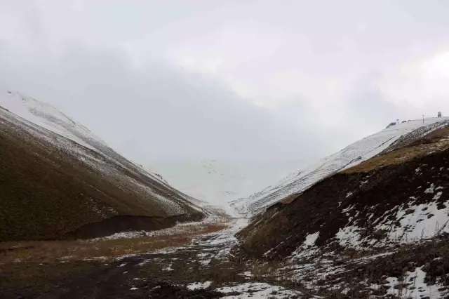 Yollar buz pistine döndü, onlarca tır mahsur kaldı