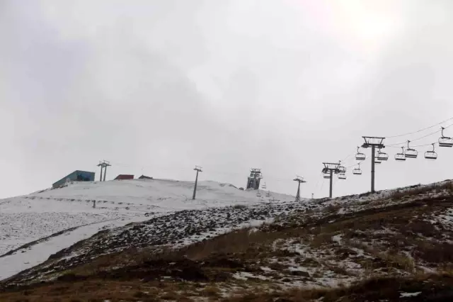 Yollar buz pistine döndü, onlarca tır mahsur kaldı