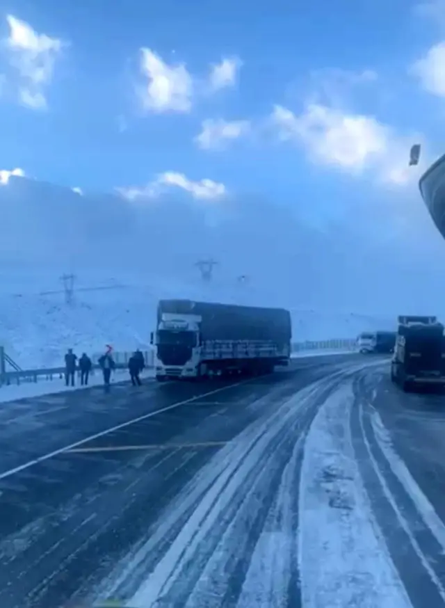 Yollar buz pistine döndü, onlarca tır mahsur kaldı