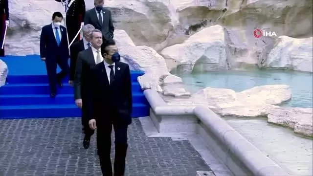 G20 ülkesi önderlerinden Trevi Çeşmesi önünde aile fotoğrafı