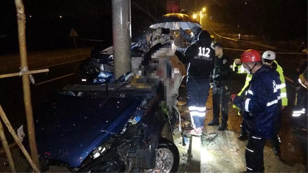 Beton elektrik direğine çarpan araçta feci şekilde can verdiler! Kim oldukları henüz bilinmiyor