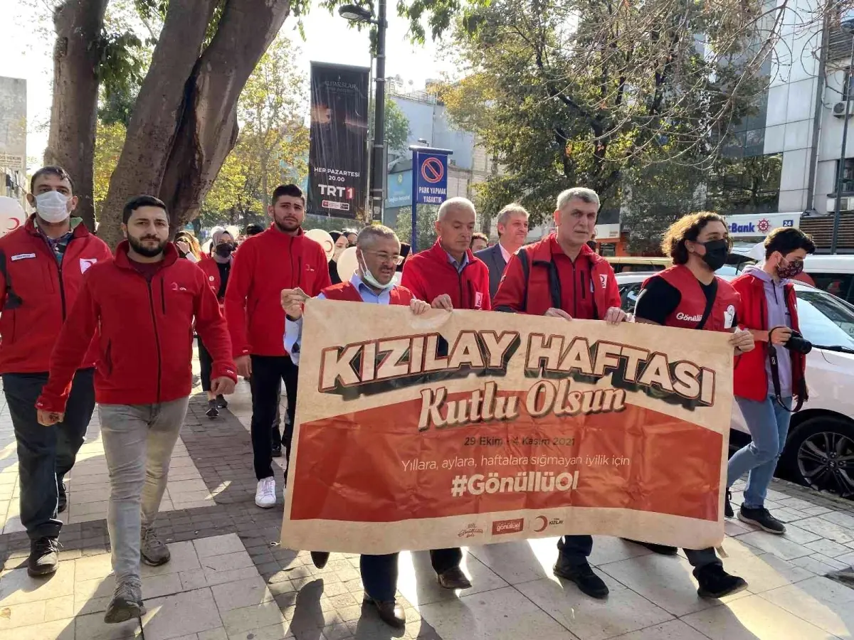 Kızılay Haftası Üsküdar'da yürüyüş ile kutlandı