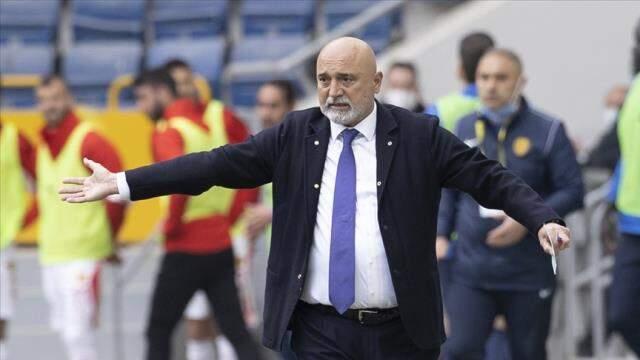 Kırmızı kartlar havada uçuştu! Hikmet Karaman galibiyete rağmen istifaya davet edildi Kırmızı kartlar havada uçuştu! Hikmet Karaman galibiyete rağmen istifaya davet edildi