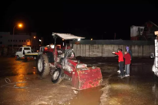 Yağmur sonrası yolda oluşan çukur başında nöbet tuttular