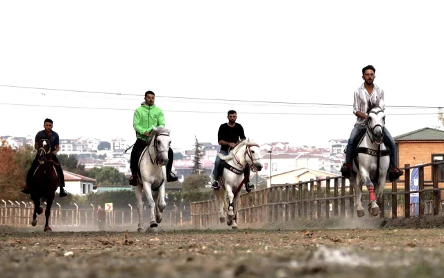 Bursa'da rahvan atlar Cumhuriyet için koştu