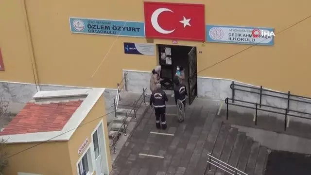 Son dakika: Çatıda mahsur kalan kedi, itfaiye ekiplerini görünce kendisi aşağı indi