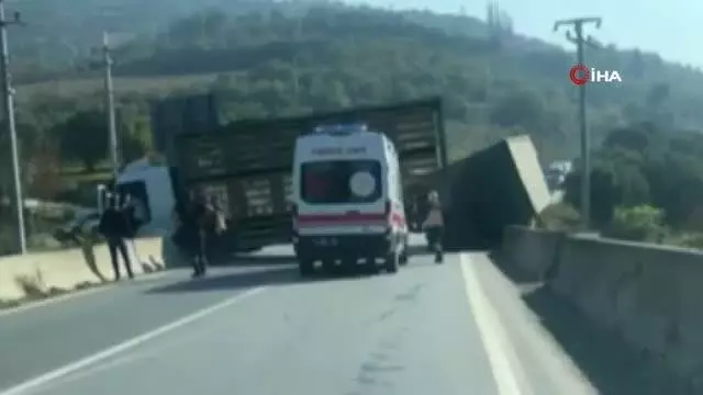 Son dakika haber: Devrilen kamyon karayolunu savaş alanına çevirdiği kazanın görüntüleri ortaya çıktı