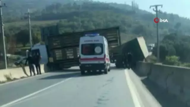 Son dakika haber: Devrilen kamyon karayolunu savaş alanına çevirdiği kazanın görüntüleri ortaya çıktı