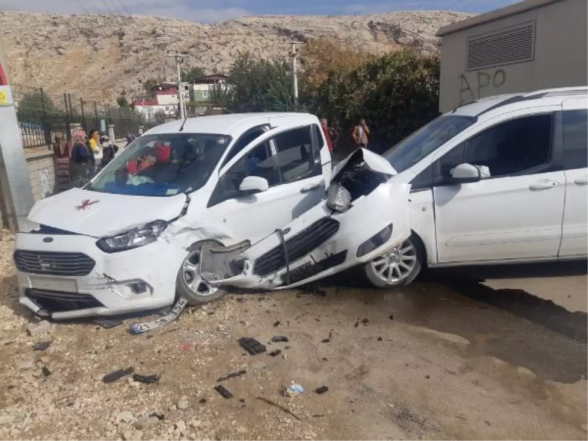 Son Dakika | Diyarbakır'da iki hafif ticari araç çarpıştı: 1'i çocuk 4 yaralı