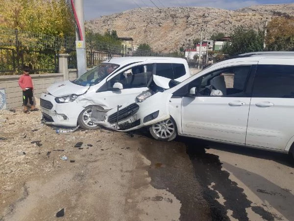 Son Dakika | Diyarbakır'da iki hafif ticari araç çarpıştı: 1'i çocuk 4 yaralı