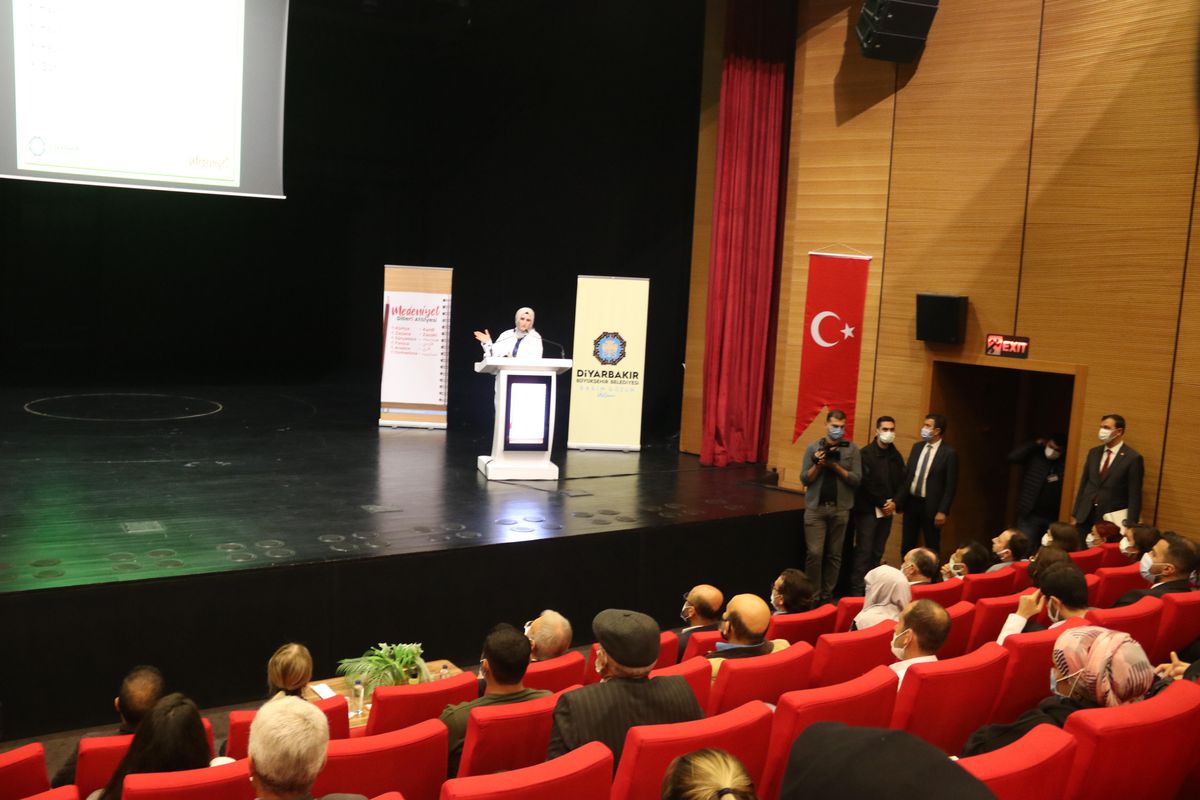 DİYARBAKIR VALİSİ KARALOĞLU: KONUŞULAN BÜTÜN DİLLER, HEPSİ BİZİM ORTAK DEĞERİMİZ