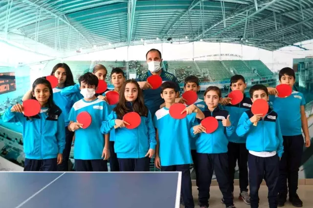 Esenyurtlu çocuklar, masa tenisi kursunda hem eğleniyor hem sosyalleşiyor