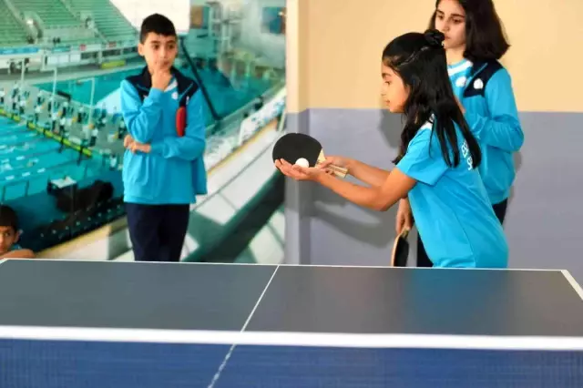 Esenyurtlu çocuklar, masa tenisi kursunda hem eğleniyor hem sosyalleşiyor