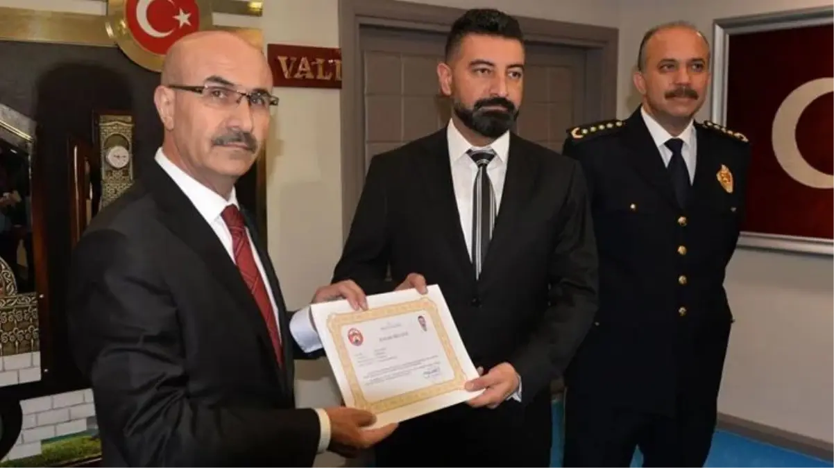 Uyuşturucu ile mücadelede başarı belgesi verilen narkotik polisi, 24 kilo eroinle yakalandı