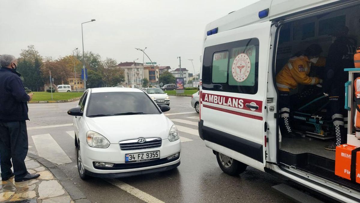 Kavşakta iki otomobil çarpıştı, 1 yaralı