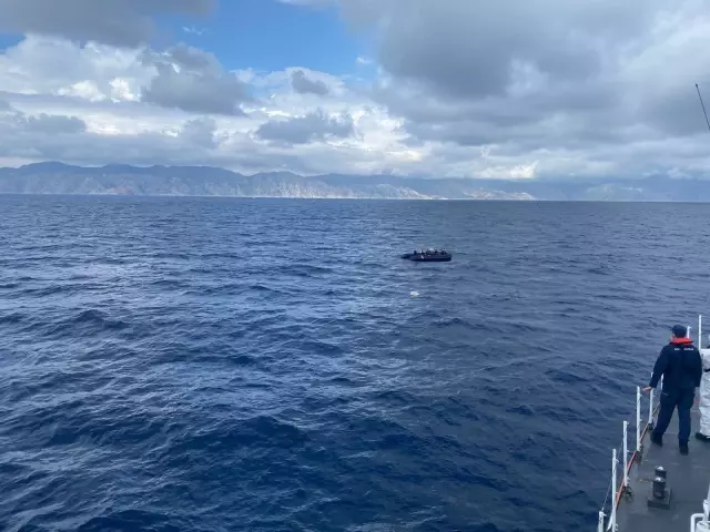 Muğla'da lastik bottaki 21 düzensiz göçmen kurtarıldı