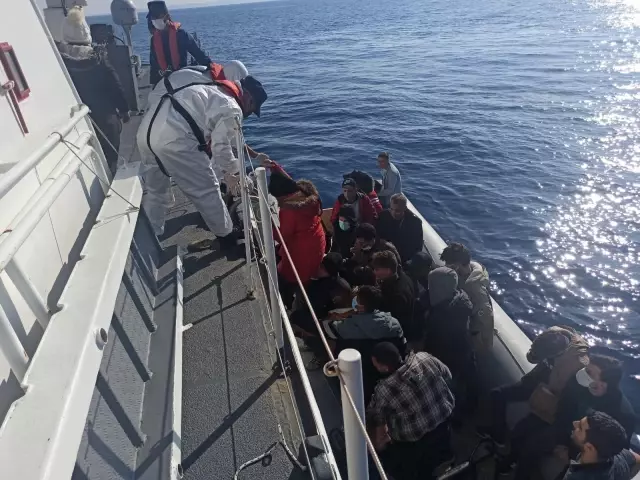 Muğla'da lastik bottaki 21 düzensiz göçmen kurtarıldı