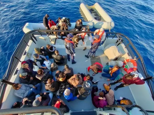 Muğla'da lastik bottaki 21 düzensiz göçmen kurtarıldı