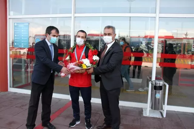 Milli judocu Esenboğa, çiçeklerle karşılandı