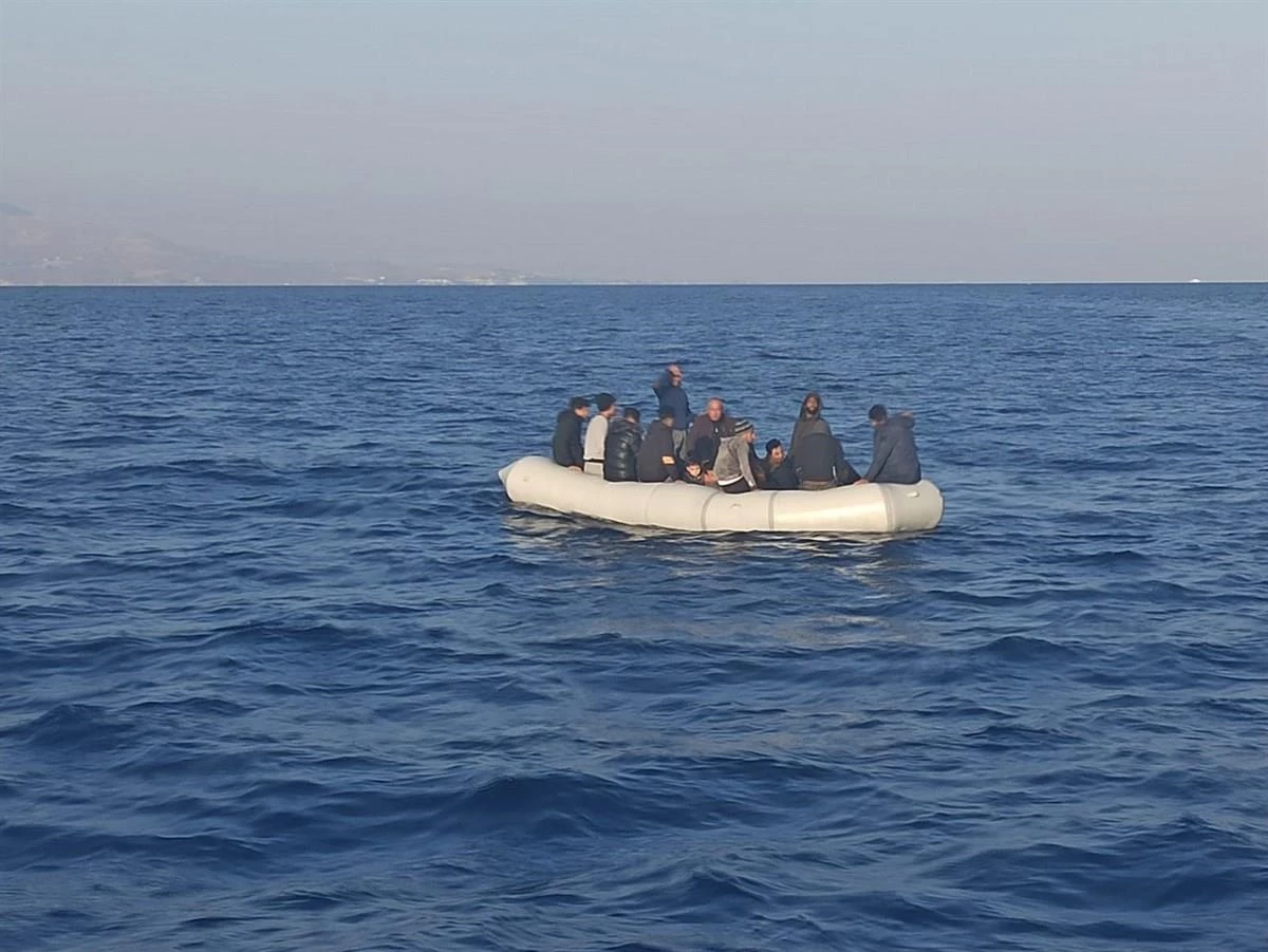 Muğla'da lastik bottaki 21 düzensiz göçmen kurtarıldı
