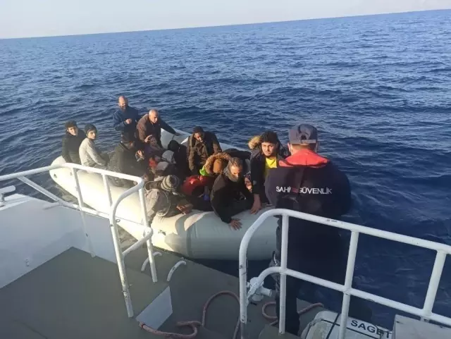 Muğla'da lastik bottaki 21 düzensiz göçmen kurtarıldı