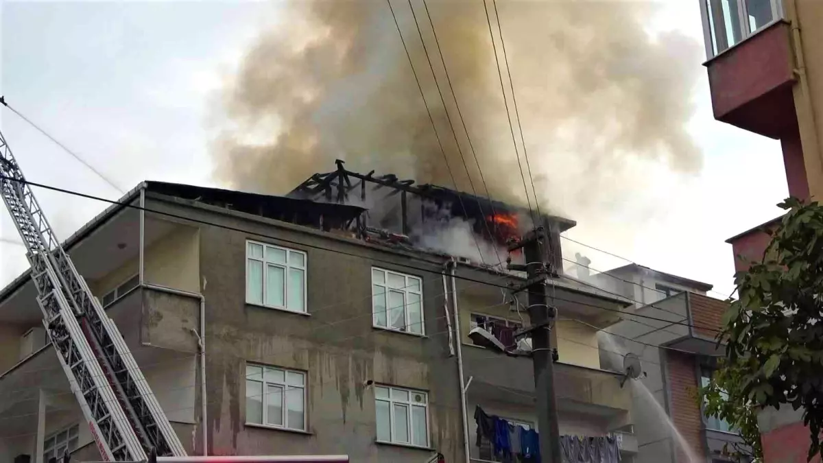 Ocakta unutulan yemek çatı katını alev alev yaktı