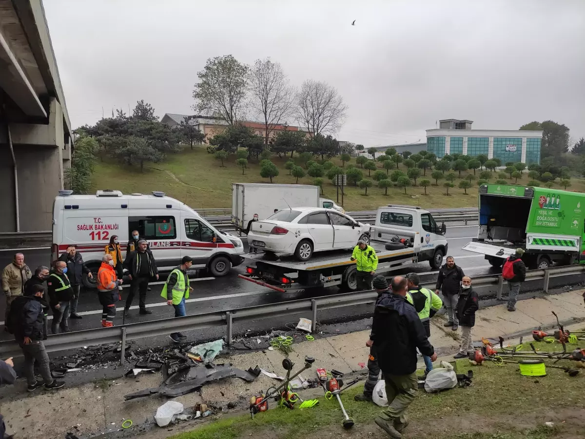 Otomobilin park halindeki İBB peyzaj aracına çarptığı kazada 8 kişi yaralandı