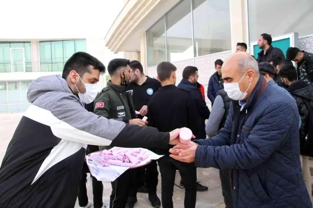 Sigarayı bıraktı, 4 yılda topladığı 38 bin lirayı öğrenciler için harcadı