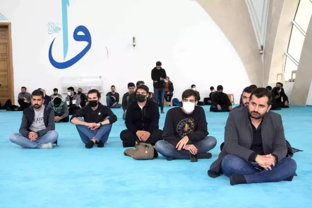 Sigarayı bıraktı, 4 yılda topladığı 38 bin lirayı öğrenciler için harcadı