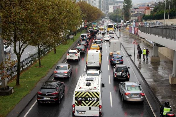 İstanbul'un göbeğinde zincirleme trafik kazası! 7 araç birbirine girdi