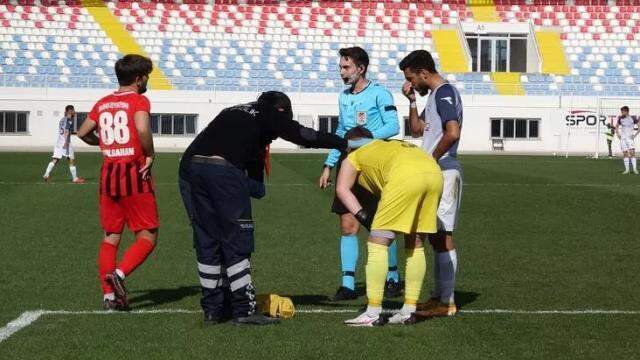 Bir tuhaf maç durdurma sebebi! Kaleci Oğuzhan'ı arı soktu