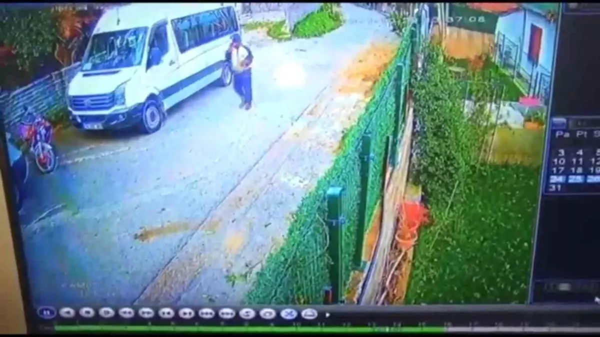 Gündüz vakti eve giren hırsız tokat attığı yaşlı kadının bileziklerini çaldı