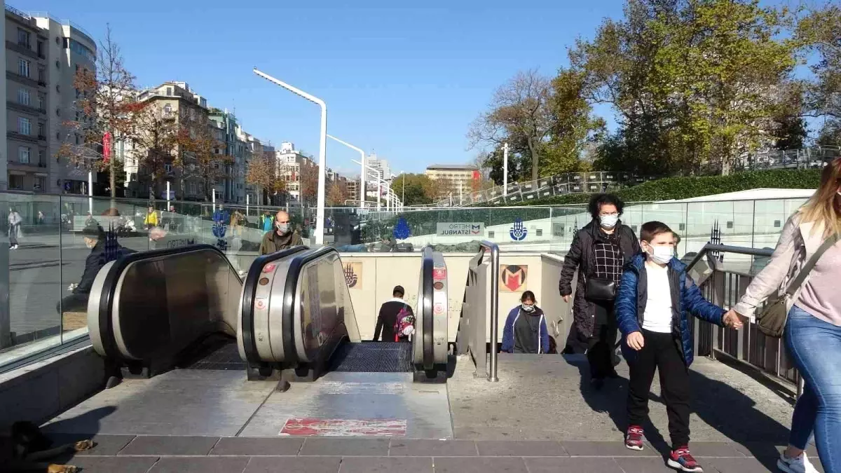 Taksim metrosunda yürümeyen merdiven çilesi