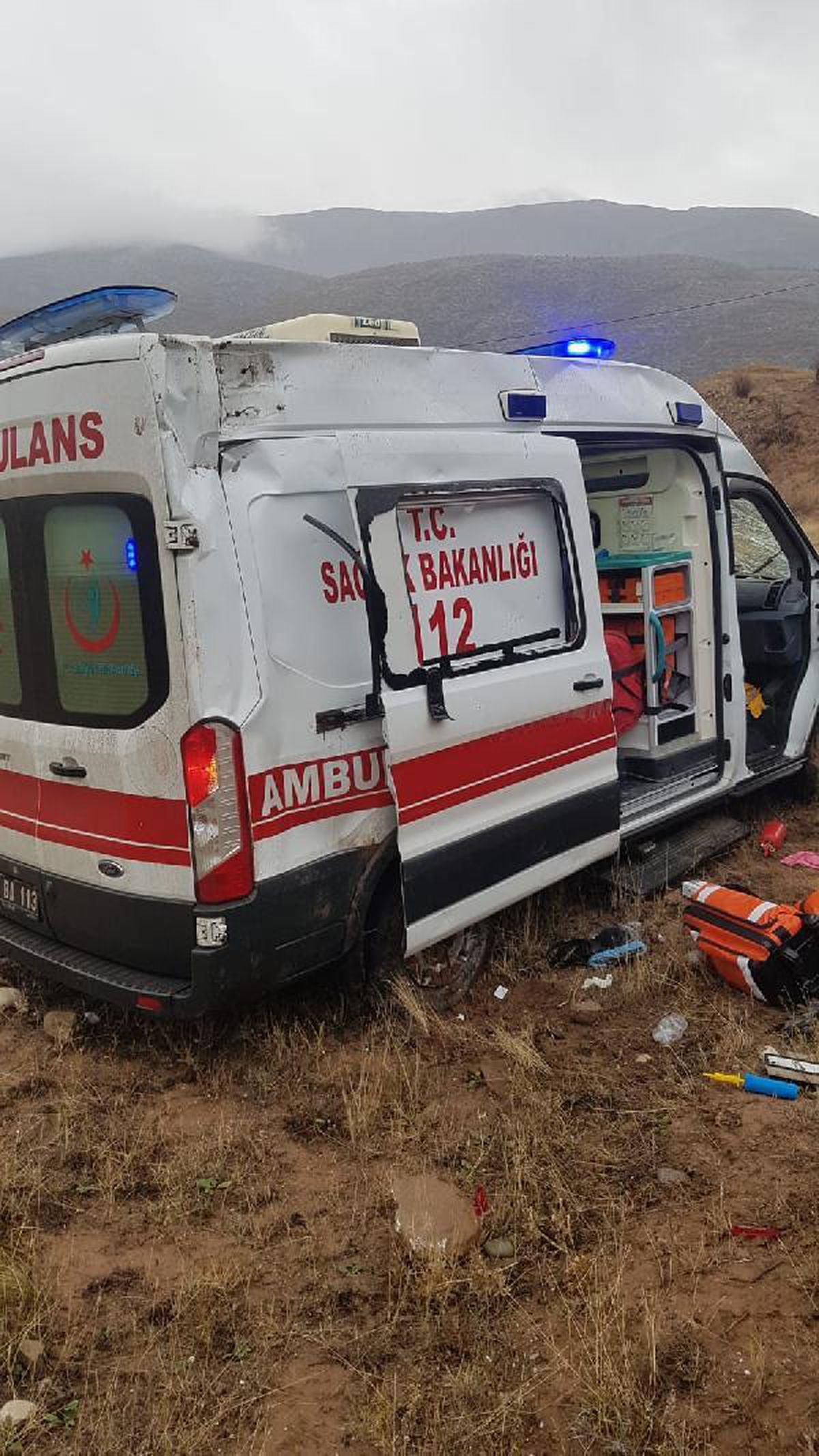 Ambulans, takla atarak şarampole devrildi: 3 yaralı