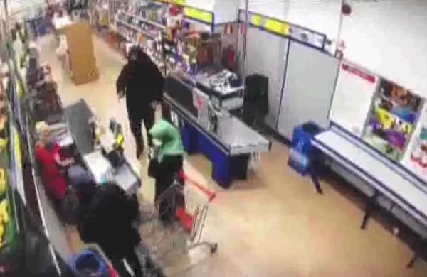 Hırsızlık için markete giren şahıslar, çıkışta kendilerini bekleyen polisler tarafından gözaltına alındı
