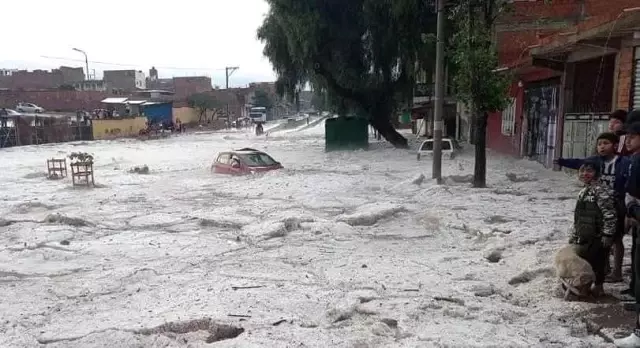 Son dakika... Bolivya'yı şiddetli dolu fırtınası vurduSokakları sel bastı, büyük maddi hasar meydana geldi